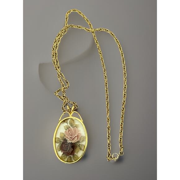 Vtg Gold Tone Reverse Painted Rose Pendant Necklace. - Picture 2 of 3